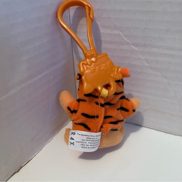 Disney’s 2000 the TIGGER MOVIE Winnie the Pooh key tag - Picture 2 of 5